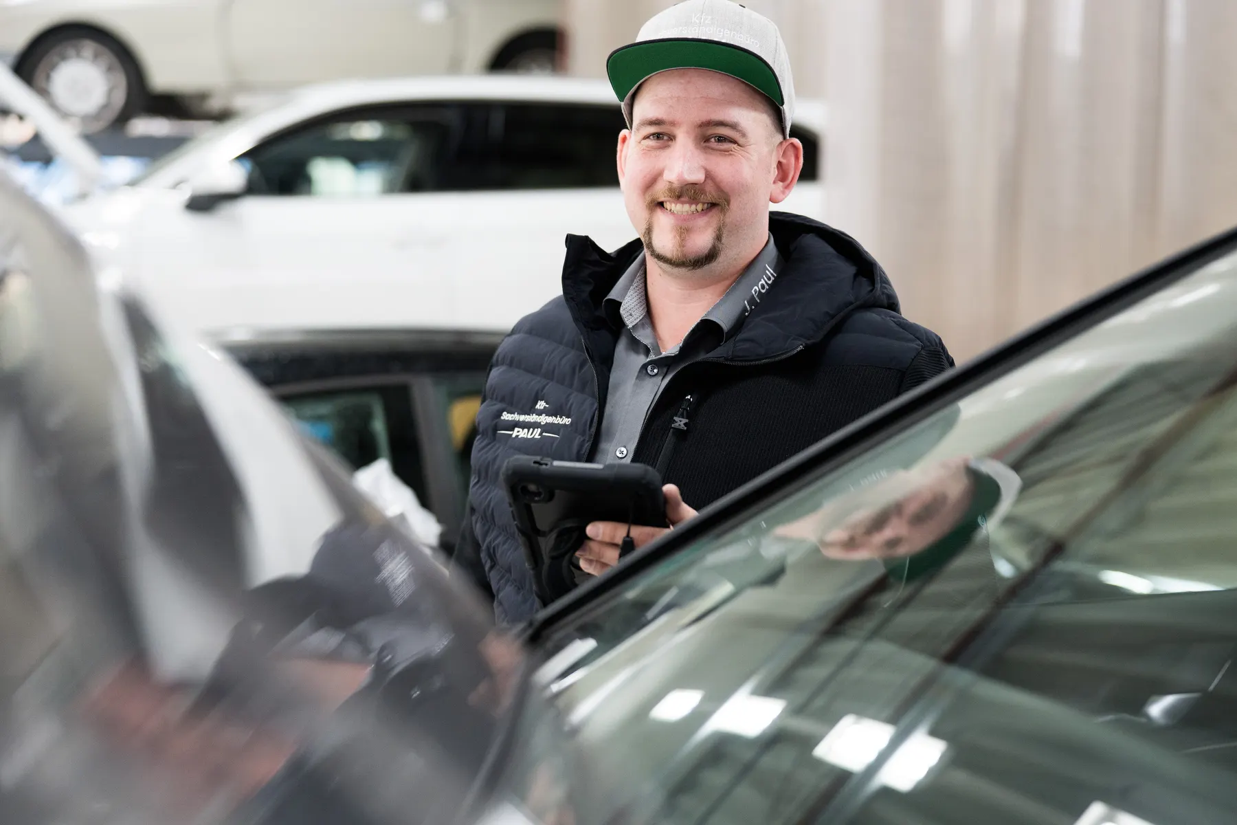 Jens Paul mit Tablet bei der Fahrzeugbewertung